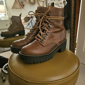 Dr Martens Leona boot in Butterscotch, size 6 (fits big)